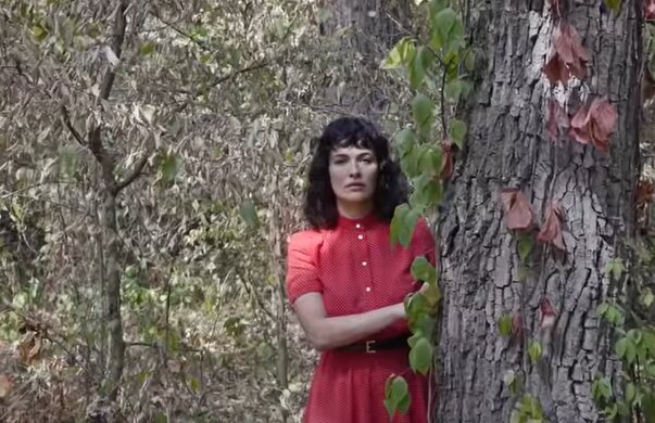 Астафьева забавно ударила по осенней депрессии в новом видео: "Пошлите кукушку подальше"