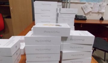 Українці намагалися ввезти контрабандних iPhone на 6,5 млн грн (фото, відео)