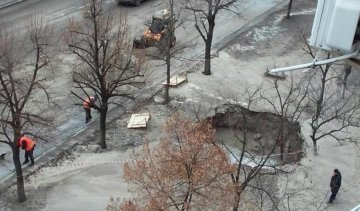 В Києві розірвало трубу - утворилося озеро (фото)