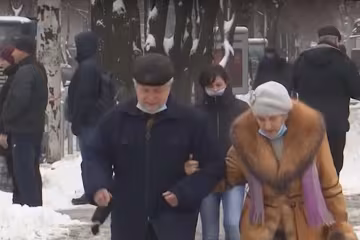 Люди на улицах, скриншот: Youtube