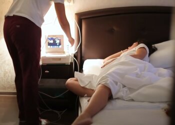 домашние роды, скриншот из видео