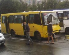 В Києві маршрутка влетіла в фуру (фото)