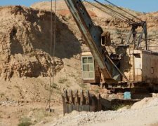 Вантажівки з 24 тоннами незаконно видобутого гіпсу затримали на Донеччині
