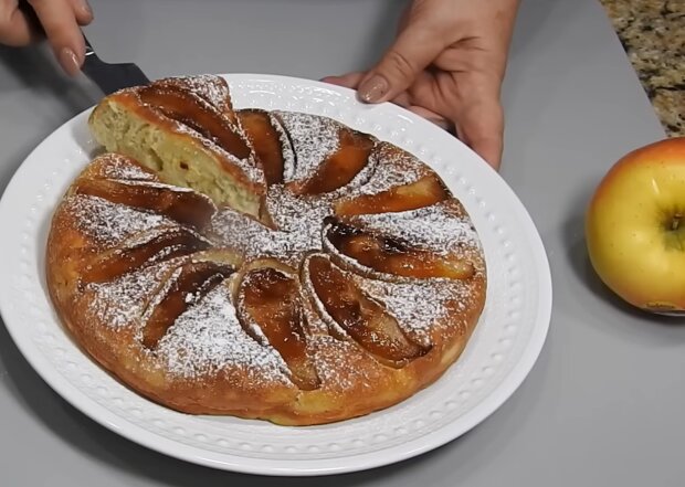 Яблучний пиріг без випікання, скріншот з відео
