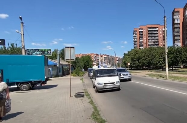 Кортеж Зеленского перекрыл дорогу в Славянске, копы остановили движение: кадры с места