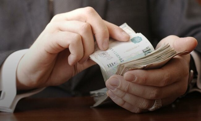 Чиновники з травня отримуватимуть 50% надбавки до зарплати