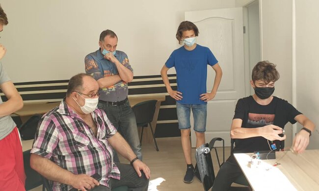 Школяр з Франківська винайшов геніальний захист від китайського вірусу - тільки без рук
