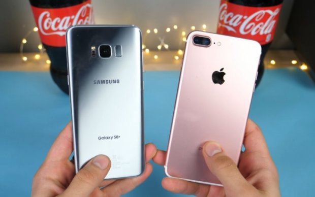 Galaxy S8 та iPhone 7 заморозили в Coca-Cola