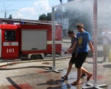 Рятувальники освіжили городян водяною завісою