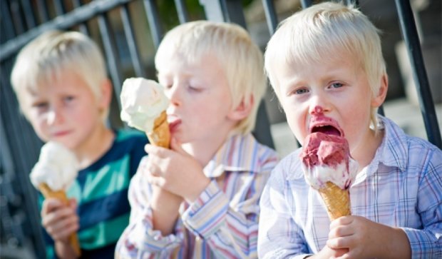 Восьмеро людей отруїлися морозивом у Харкові