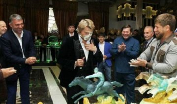 Кадиров жбурнув в Баскова тортом
