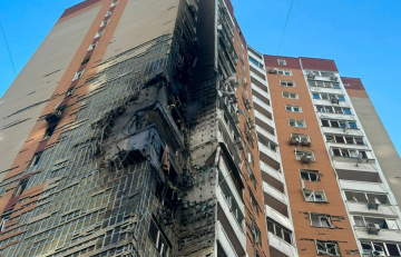 Наслідки атаки рф по Києву, влучання в будинок по вул. Урлівська, фото: Нацполіція