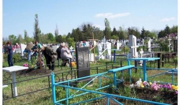 На поминальні дні у Києві на кладовища їздитимуть безкоштовні автобуси