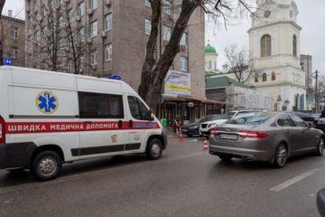 Чоловік намагався покінчити з собою посеред Києва: перші подробиці