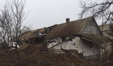Уламки цегли та руїни: окупанти обстріляли Авдіївку з танків