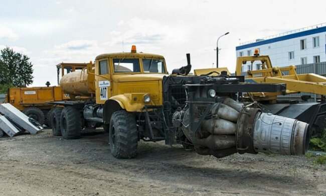 Уникальный КрАЗ чистит аэродром авиационным двигателем (фoтo)