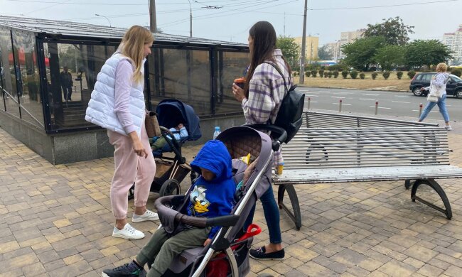 Родители с детьми / фото: Знай.ua