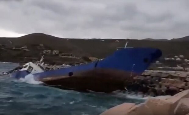 Біля грецького острова затонуло судно, скрін з відео