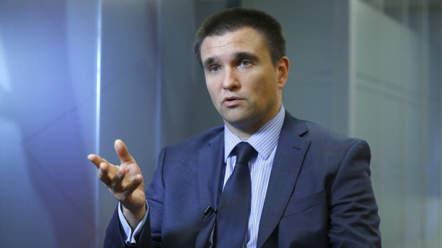 Клімкін пообіцяв, що українці викинуть президента з вікна
