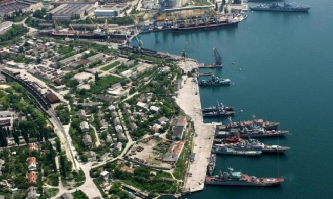 На побережье Севастополя разлилась нефть