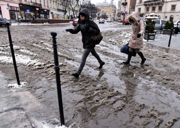 Погода на тиждень принесе українцям ожеледицю, сніг та інші неприємності