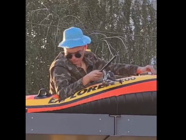В Днепре парень в лодке и с удочкой взобрался на крышу остановки, чтобы порыбачить: очевидцы падают со смеха