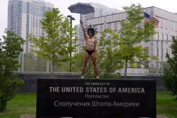 Напівгола активістка Femen попросила ураган Ірма про послугу