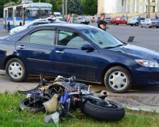 Мокрый асфальт сыграл злую шутку со столичными "мотогонщиками" (фото)