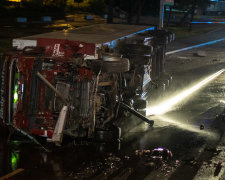 В Києві фура знесла огорожу і злетіла з моста: водій народився в сорочці, дикі кадри дорожнього вестерну