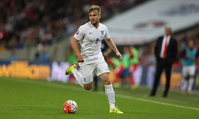 Звезду сборной Англии унесли с поля на носилках после столкновения