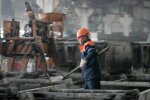 Рабочий на производстве, кадр из видео