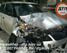 Іномарка самознищилася об дерево в Києві