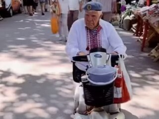 Херсонець вийшов на вулицю у вишиванці. Фото: скриншот Facebook