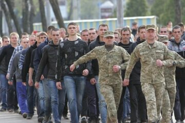 Львів'яни, голіть голови: скільки новобранців чекають у ЗСУ восени