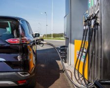 Ціни на бензин в різних країнах порівняли з українськими, результат цікавий