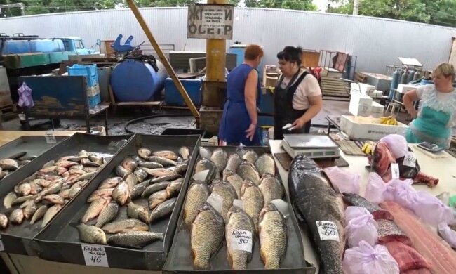 В курортной Кирилловке торгуют золотыми бычками, продавцы не хотят брать на свою голову