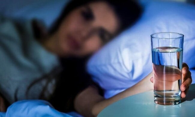 Стакан воды, сон, изображение из свободных источников
