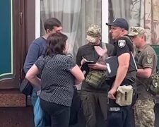 Видача повісток. Фото: скриншот Youtube