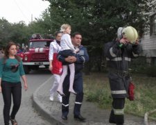 У Чернівцях пожежа заблокувала в квартирах дев’ять мешканців (фото, відео)