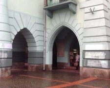 Вандали опоганили будівлю ратуші в Мукачевому