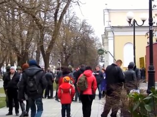 Перехожі, скріншот з відео