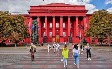 Студенти йдуть в університет