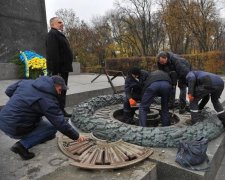 Попалися! Камера зафільмувала вандалів біля Вічного вогню
