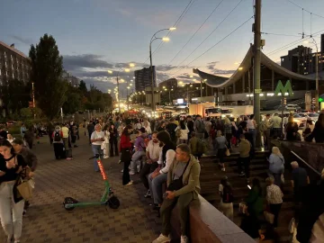 12 тривог за добу паралізували Київ: метро стоїть, люди штурмують вокзал пішки