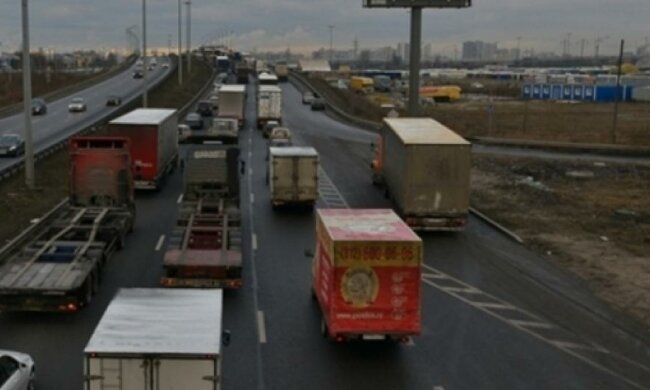 Украинским грузовикам запретили проезд Россией