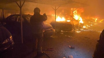 Пожежники гасять полум'я після атаки на Одещині