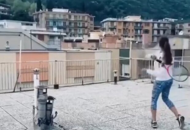 Итальянки сыграли в теннис на крышах домов, скриншот: YouTube