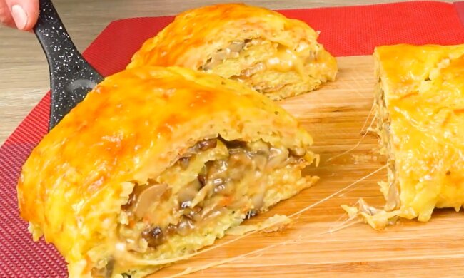 Картофельный рулет с грибами и курицей, скриншот: YouTube