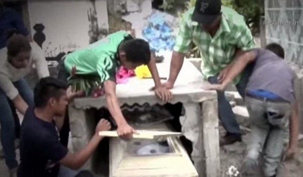 Вагітна дівчина прокинулася похованою в труні під землею (відео)