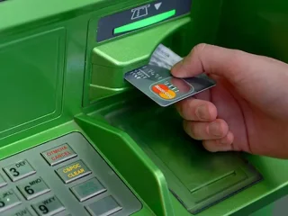 Банкомат видає готівку: ліміти на зняття